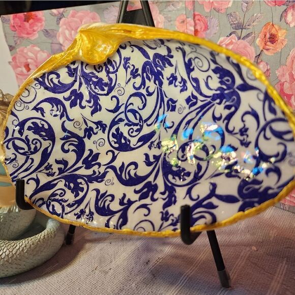 DECOUPAGE CLAM SHELL DECOUPAGE PURPLE SWIRLS ON A CLAM SHELL TRINKET DISH - Picture 3 of 11